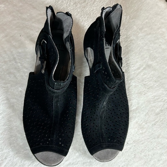 Earth Shoes - Earth Marietta S-Seren Black Suede Perforated Ankle Booties Peep Toe Zip Size 7